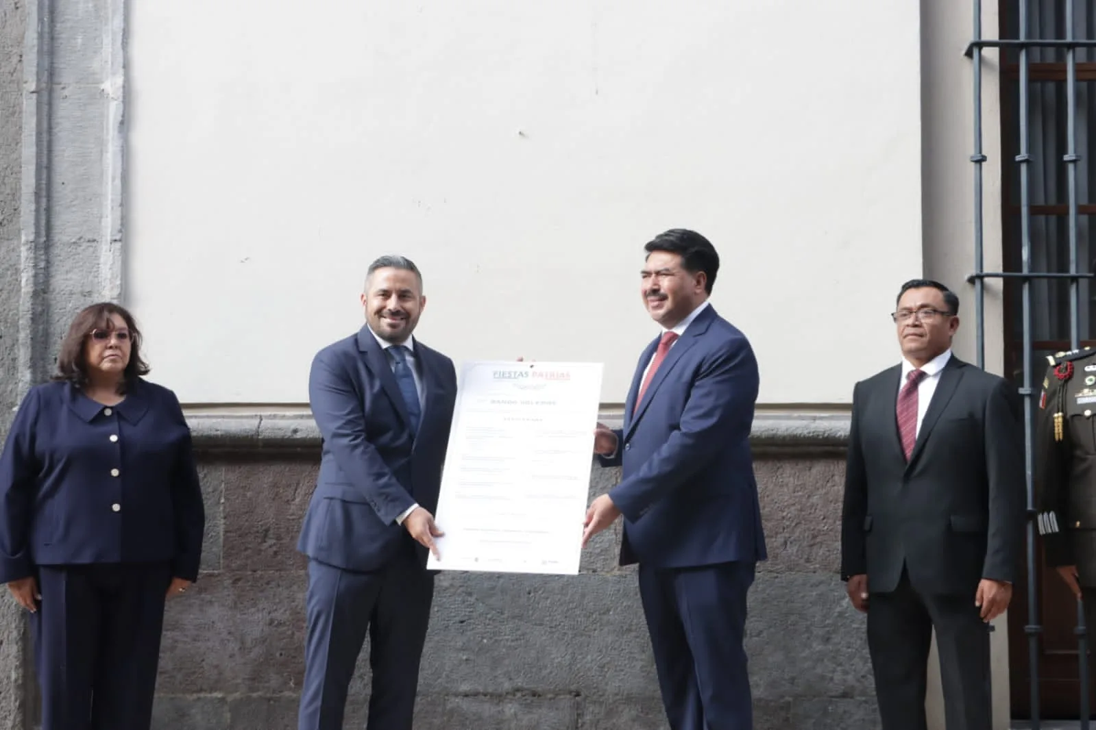 Poderes del Estado colocan Bando Solemne de Fiestas Patrias 2024 en la sede del Congreso