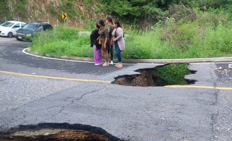 A punto del desplome carretera a Chiautla