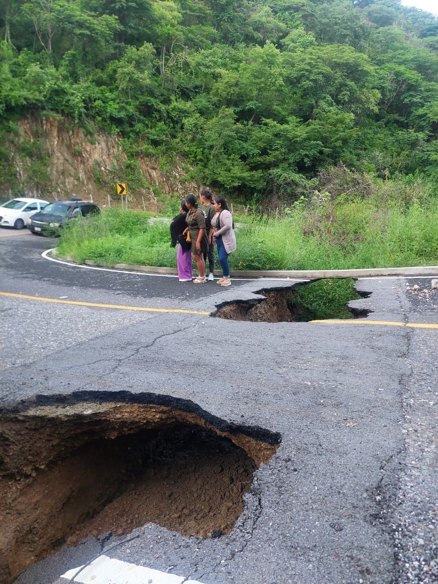 A punto del desplome carretera a Chiautla