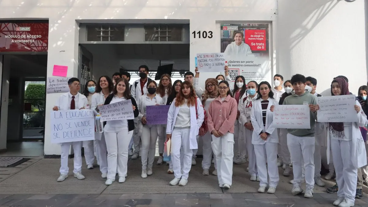 Estudiantes de medicina de la UPAEP se manifiestan por contar con docentes sin preparación y carecer de laboratorios