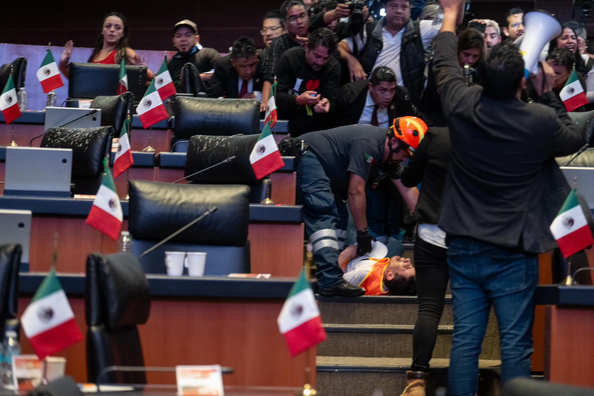 Reforma al Poder Judicial: Manifestantes irrumpen en el Senado; legisladores declaran receso indefinido (fotos)