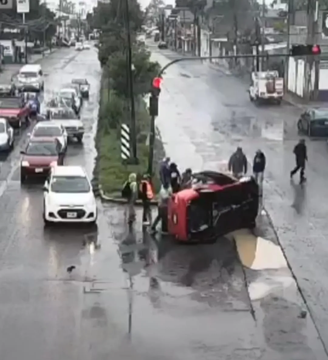 Accidente vehicular nunca visto; auto volcado en socavón sin lesionados