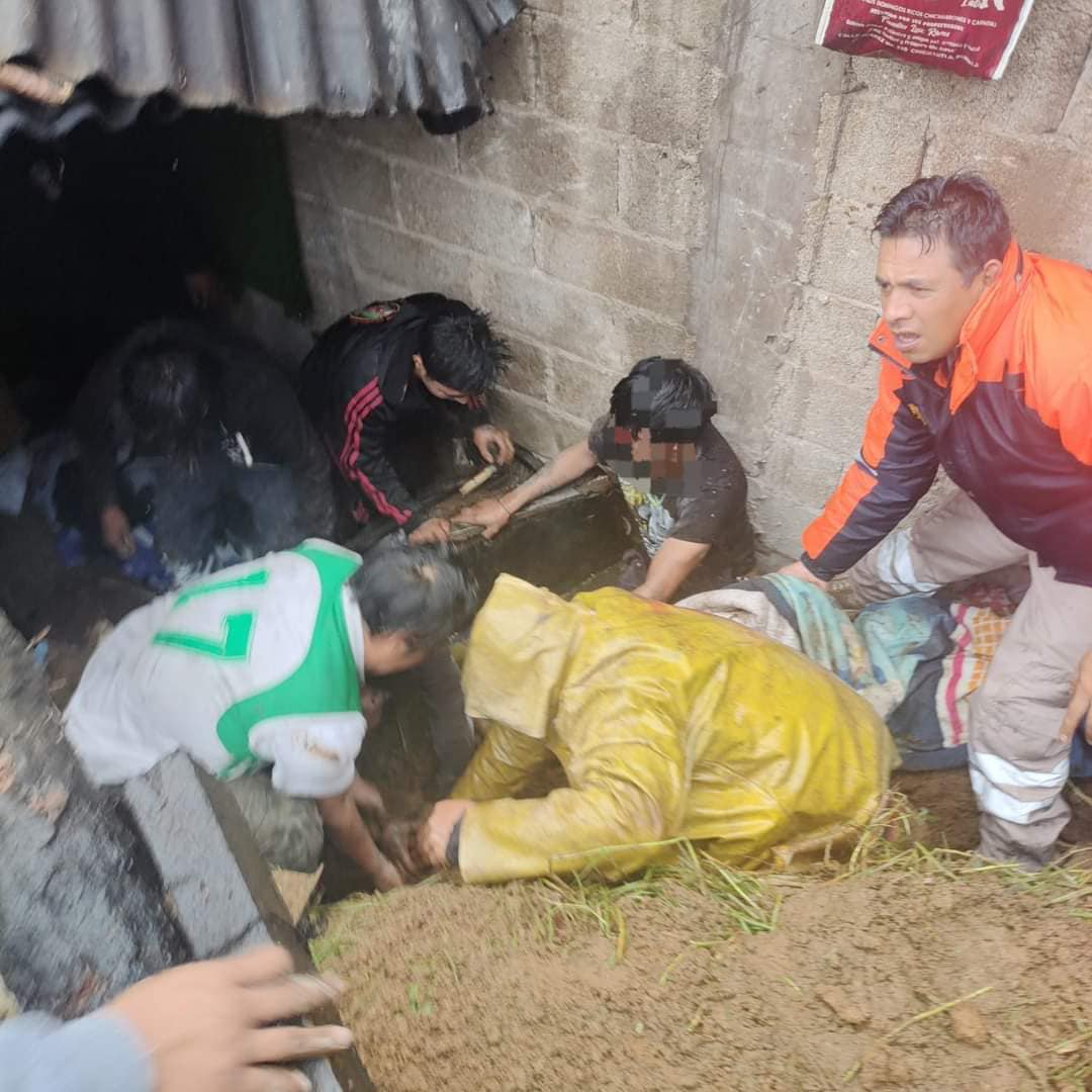 Alud de tierra aplasta familia en Chignautla