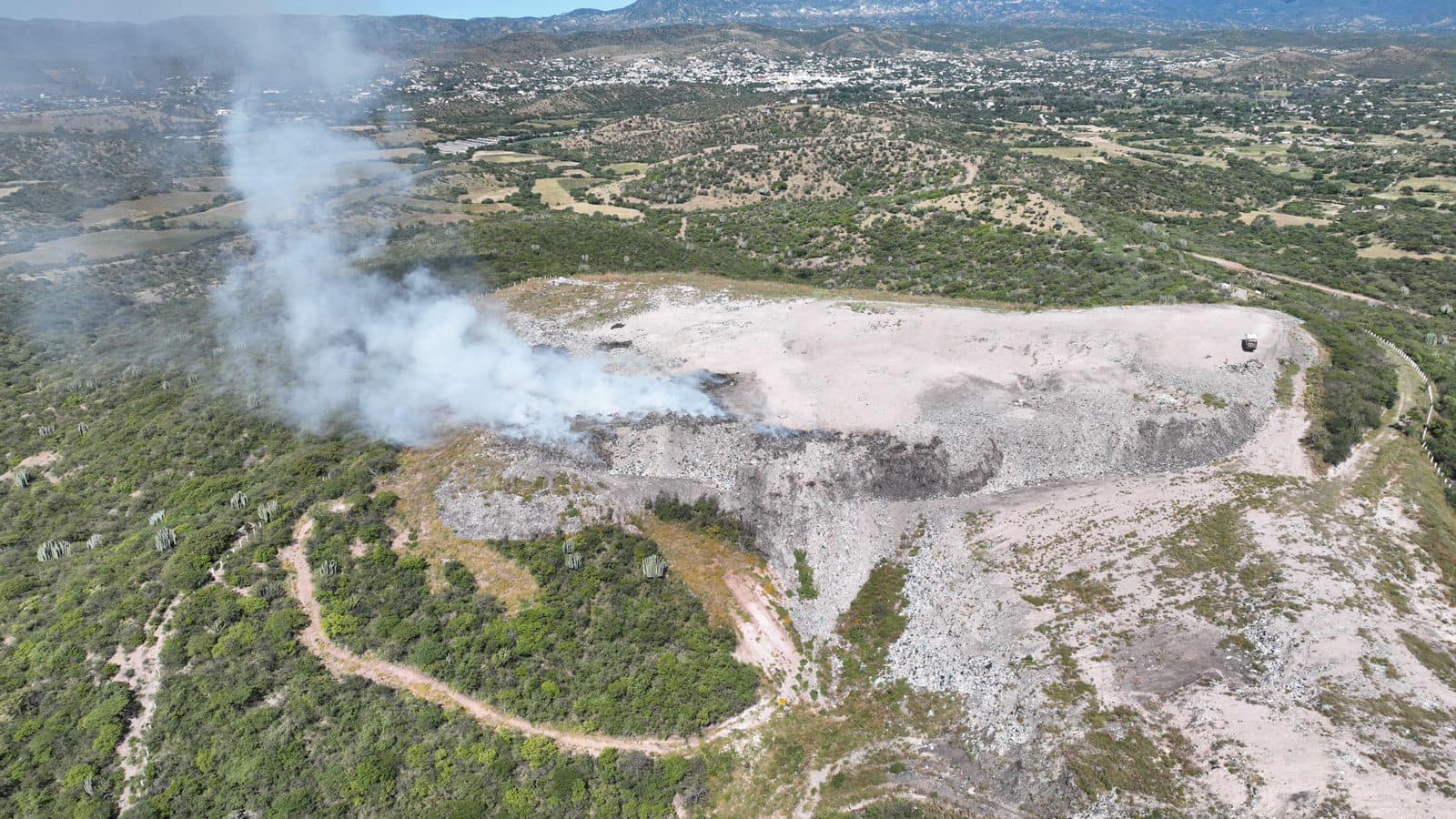 Gobierno de Acatlán controla al cien por ciento incendio en el basurero municipal