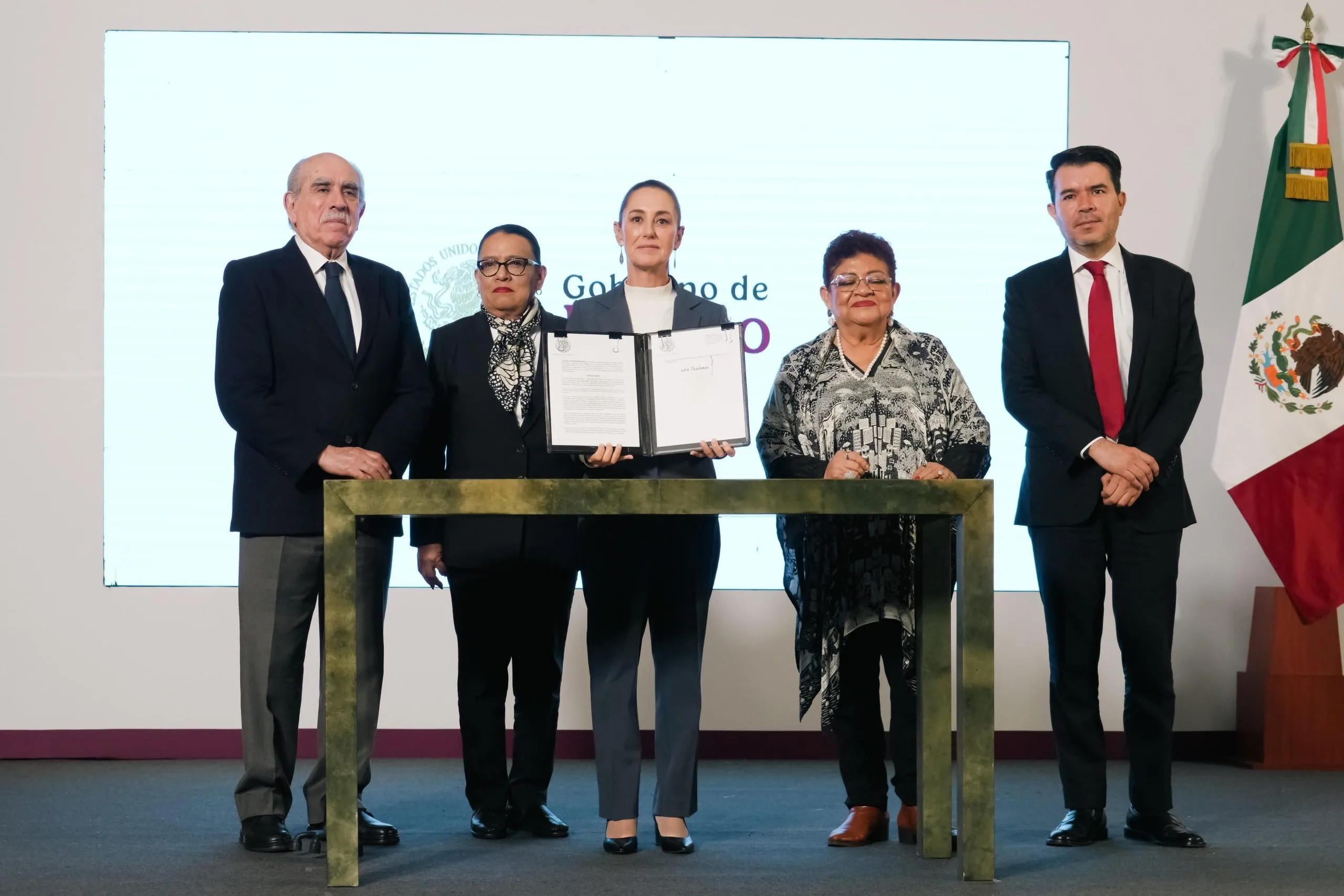 Presidenta Claudia Sheinbaum firma acuerdo que reconoce como Crimen de Lesa Humanidad, la matanza de estudiantes de 1968