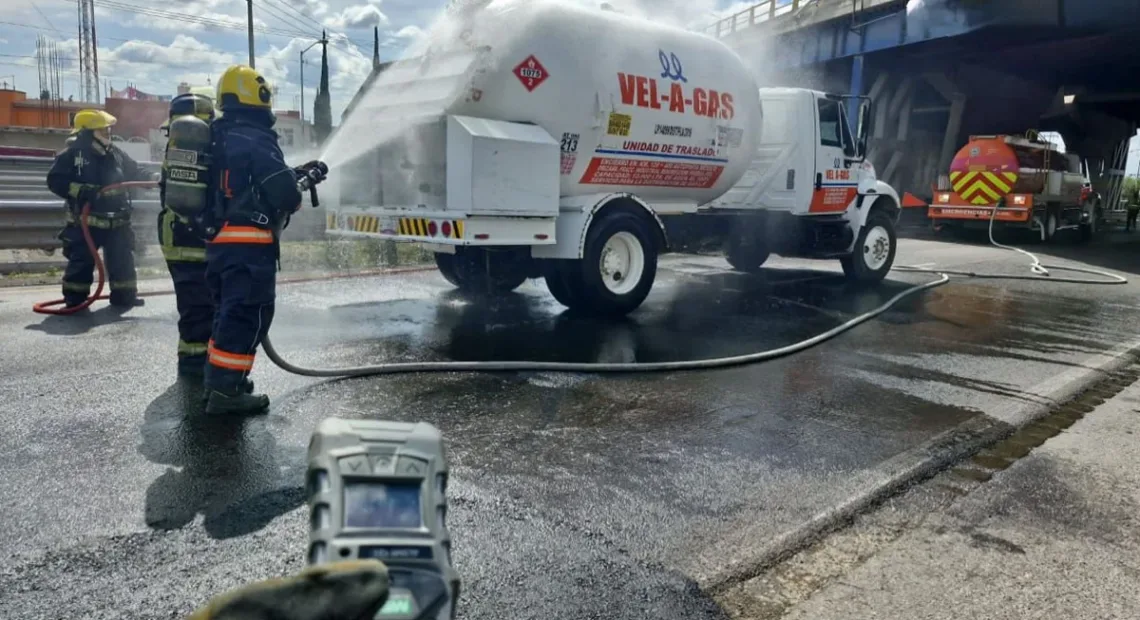 Autopista México-Puebla cerrada por fuga de gas
