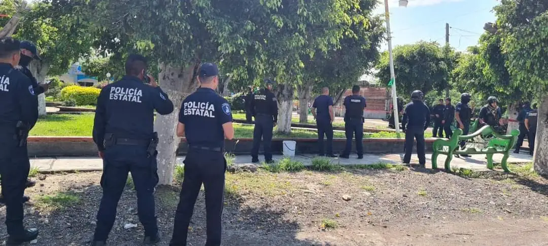 Multitud en Tepapayeca quema vivo a presunto ladrón; retienen y golpean a otros cuatro