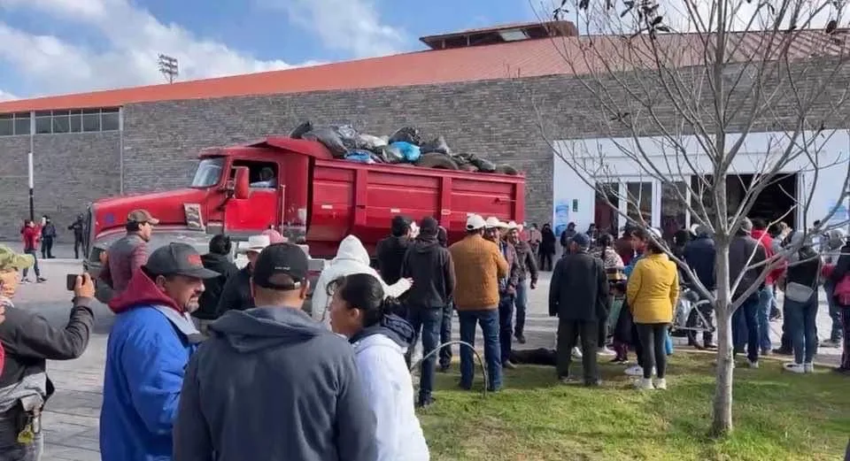 Violencia e indignación en Chignahuapan: Manifestantes irrumpen y agreden en el Complejo Cultural