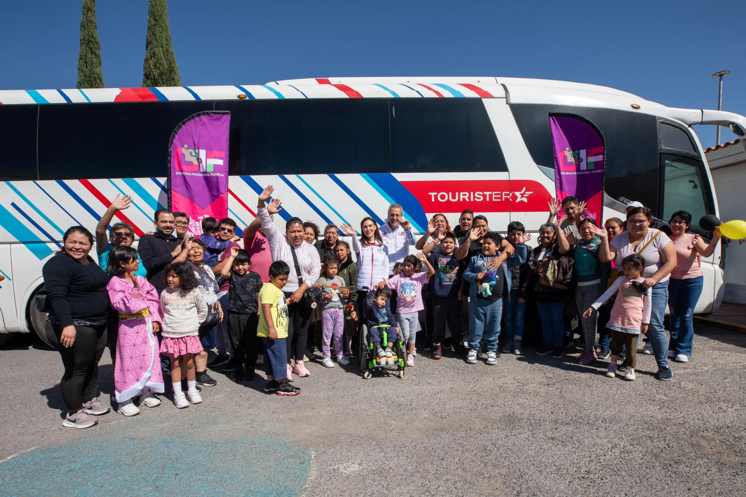 Sistema Municipal DIF cumple el sueño de familias con visita a Mundo Imagyna, en Morelos