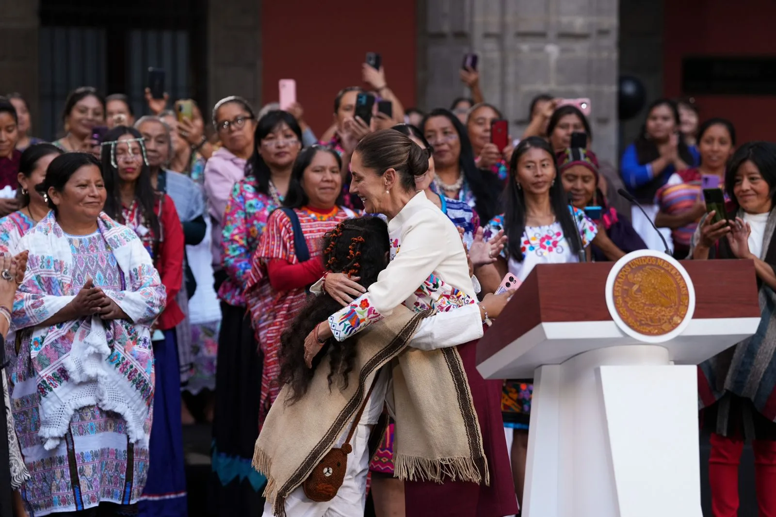 Presidenta Claudia Sheinbaum anuncia nuevos apoyos para mujeres artesanas