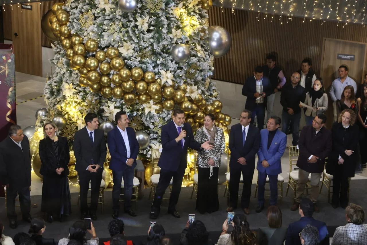 Asiste gobernador con diputados al encendido del Árbol Navideño en la nueva sede del Congreso