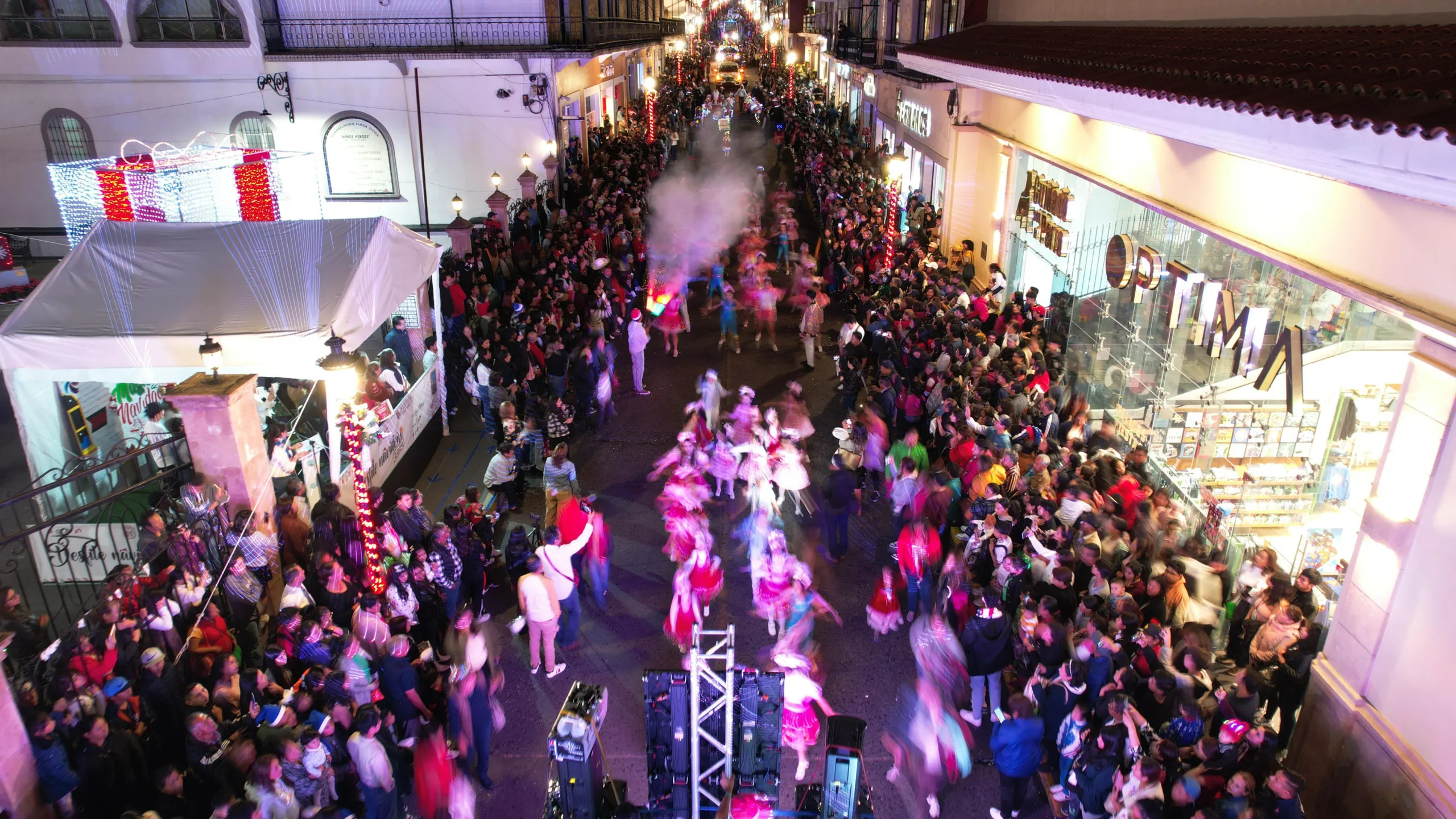 Desfile Navideño abarrota calles de Teziutlán