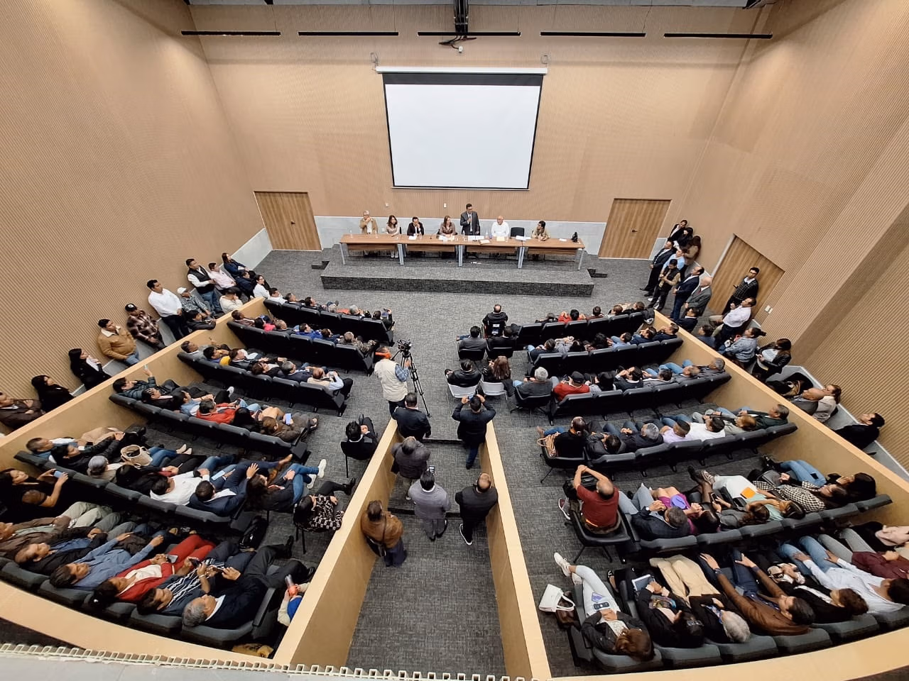 Reconocen en Congreso a ciudadanas y ciudadanos por su labor social