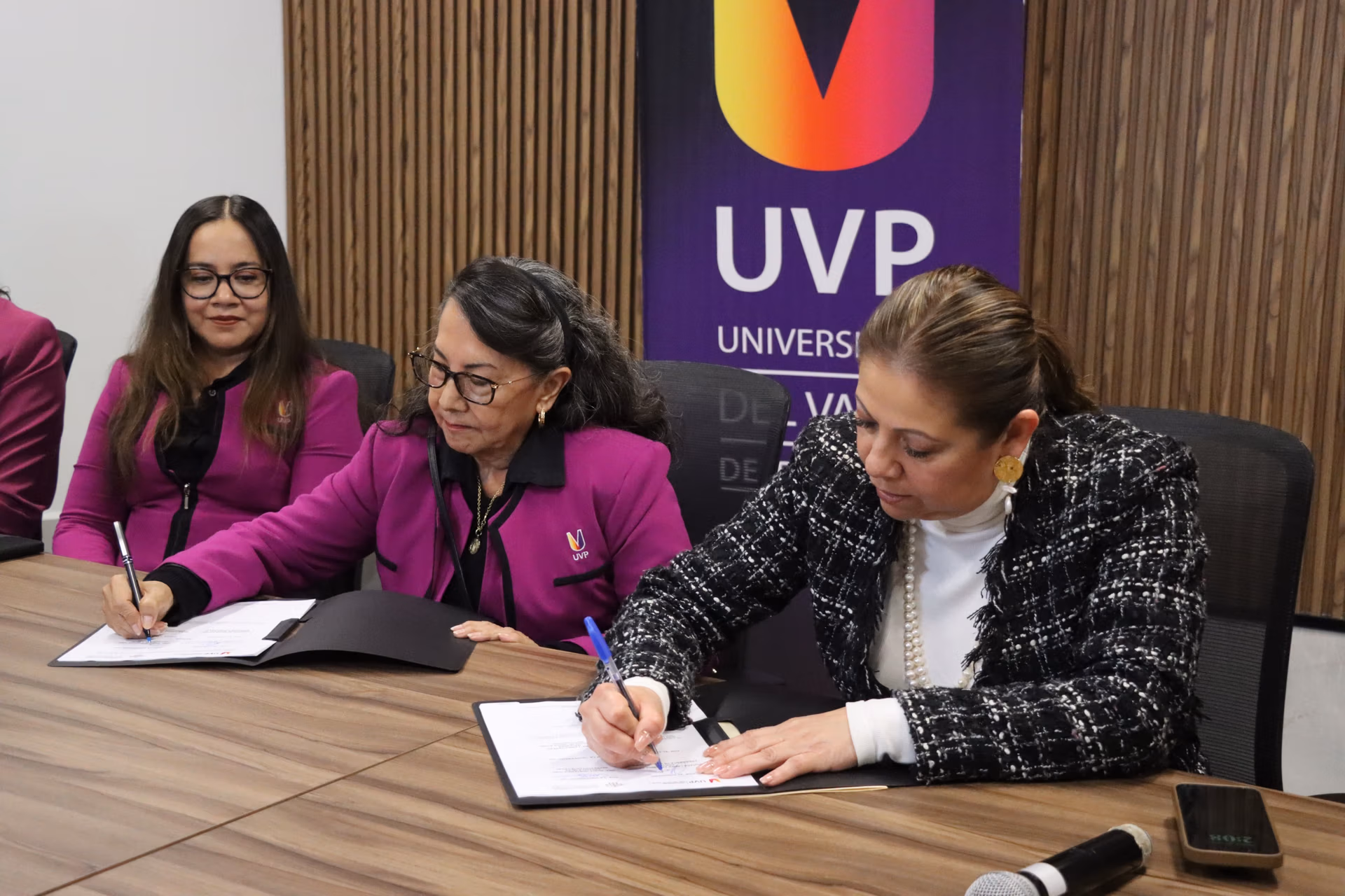 Signan Convenio de colaboración y prestación de servicios UVP y Congreso del Estado