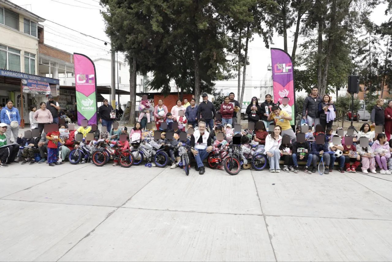 Entregan Pepe Chedraui y MariElise Budid juguetes a niñas y niños de la U.H. Villa Frontera