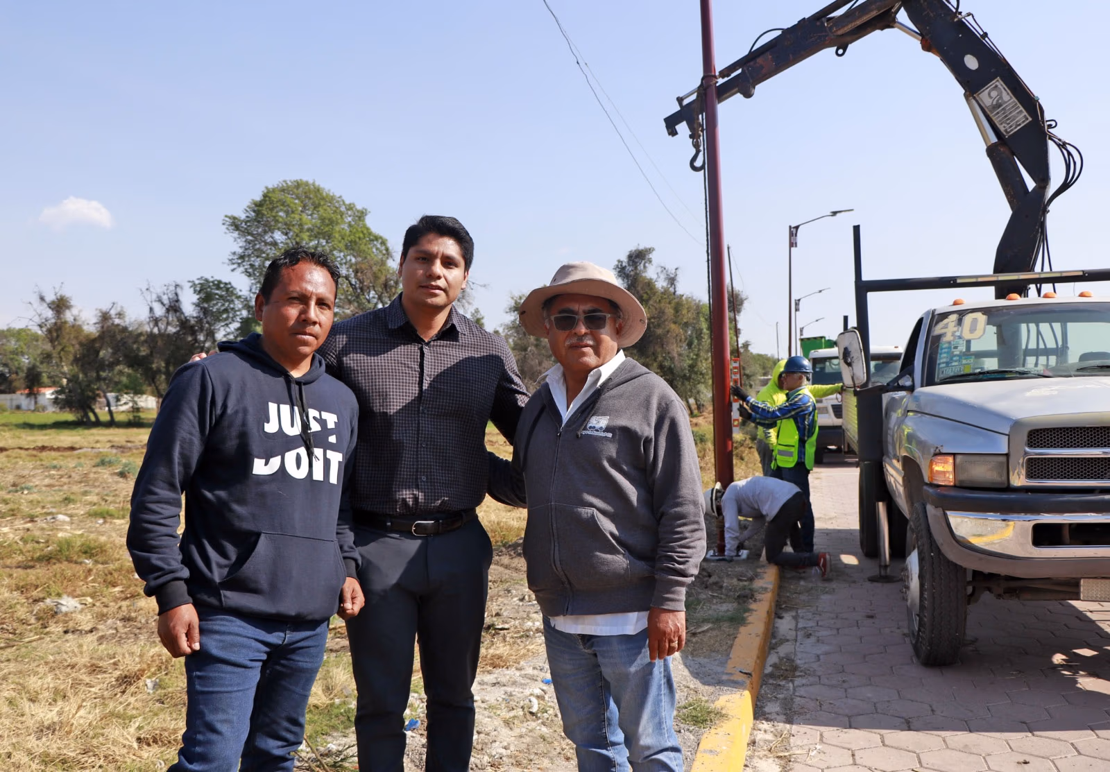 Supervisan instalación de luminarias solares en Chautenco para reforzar la seguridad