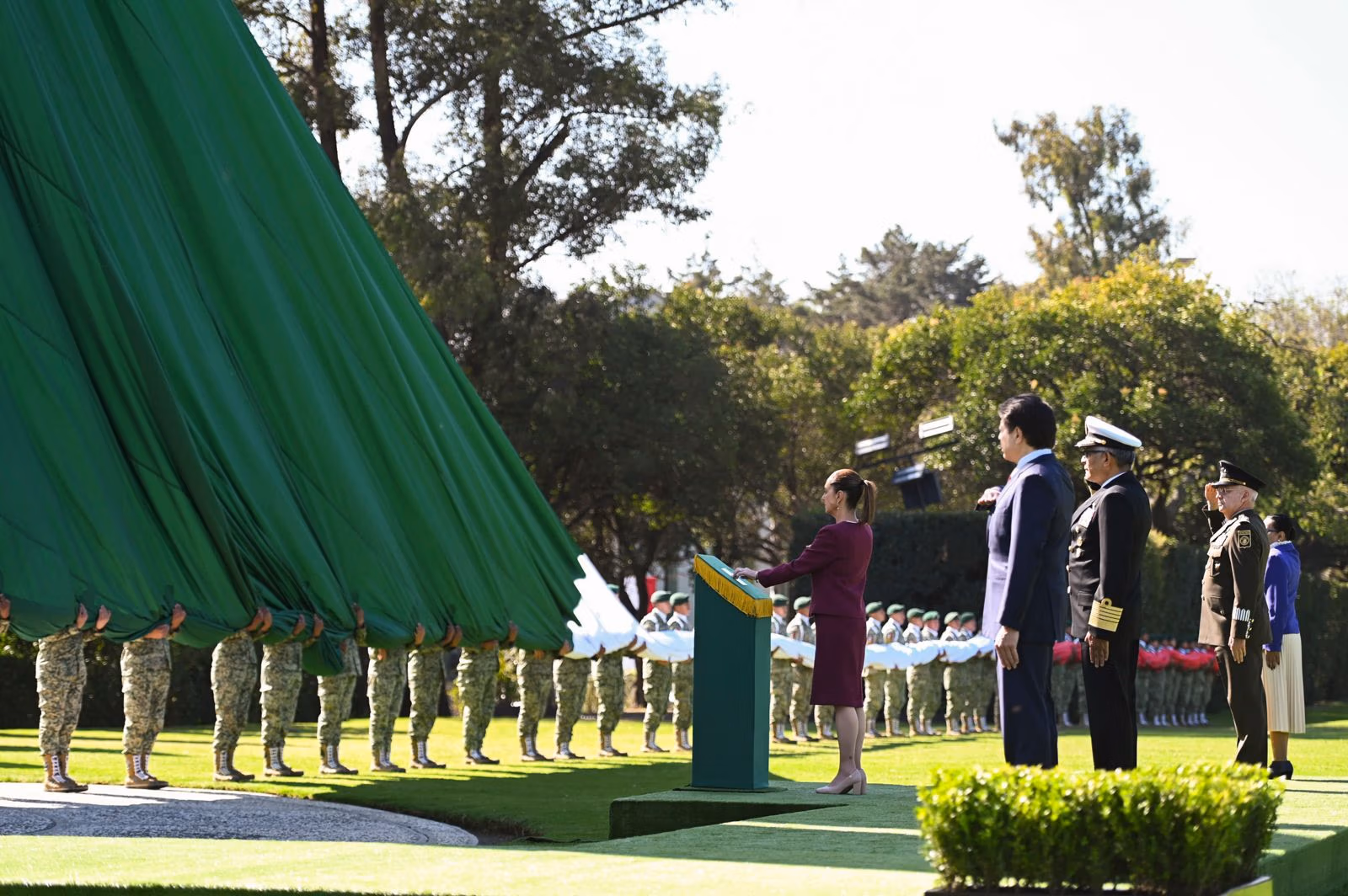 Sheinbaum reafirma la soberanía nacional durante ceremonia del Día de la Bandera