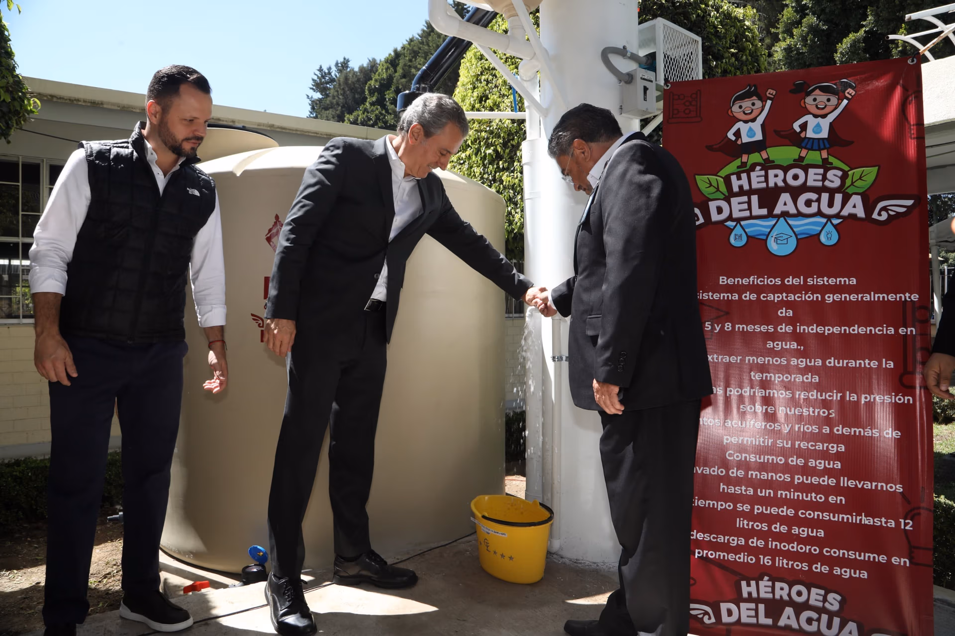 Inauguran techado escolar con sistema de captación pluvial en el CENHCH