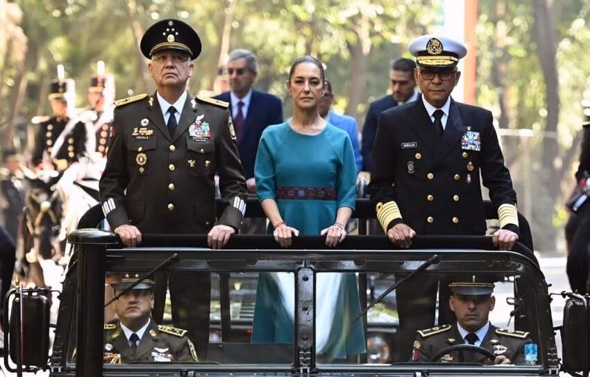 Claudia Sheinbaum encabeza la Marcha de la Lealtad: la primera mujer en la historia como Comandanta Suprema