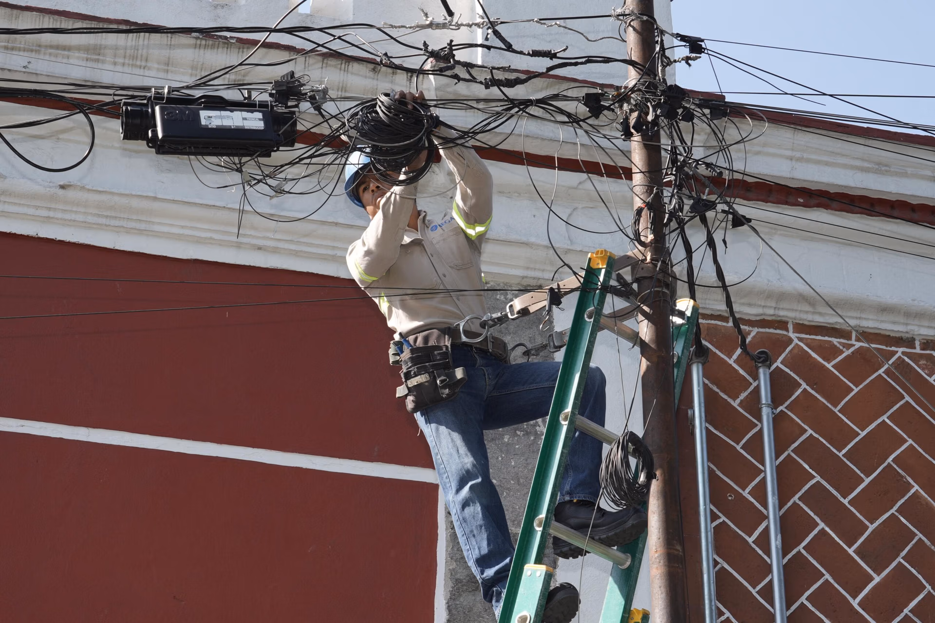 Puebla avanza en el retiro de cableado en desuso con el programa «Descableando»