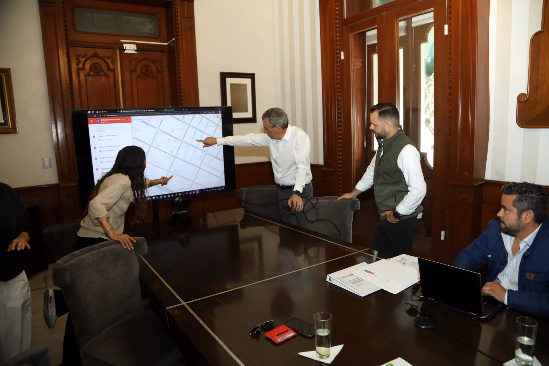Pepe Chedraui socializa programa de parquímetros con vecinos: “Escuchar es gobernar”