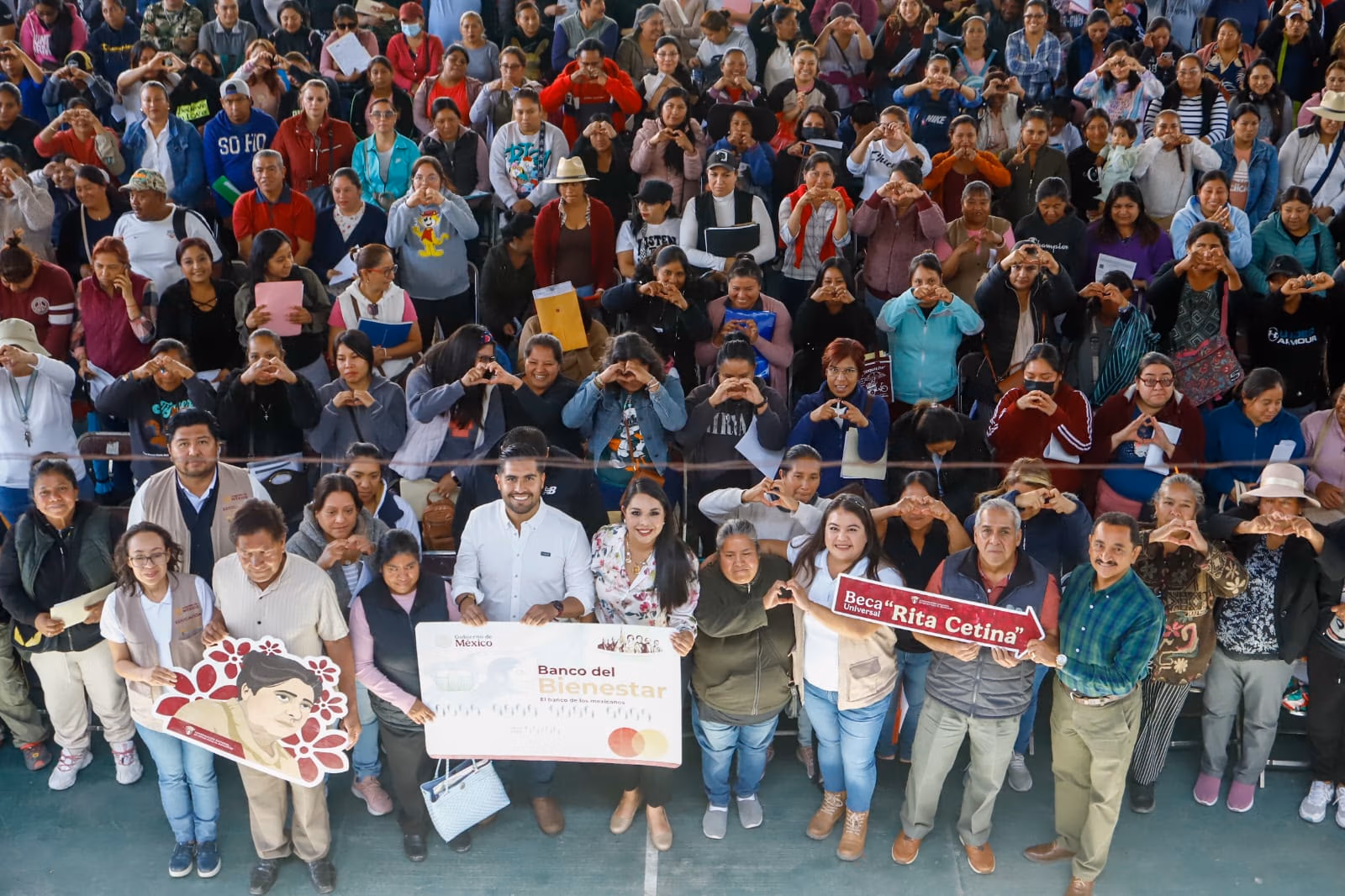 Entregan becas universales Rita Cetina en Cholula; serán extendidas a primaria y preescolar