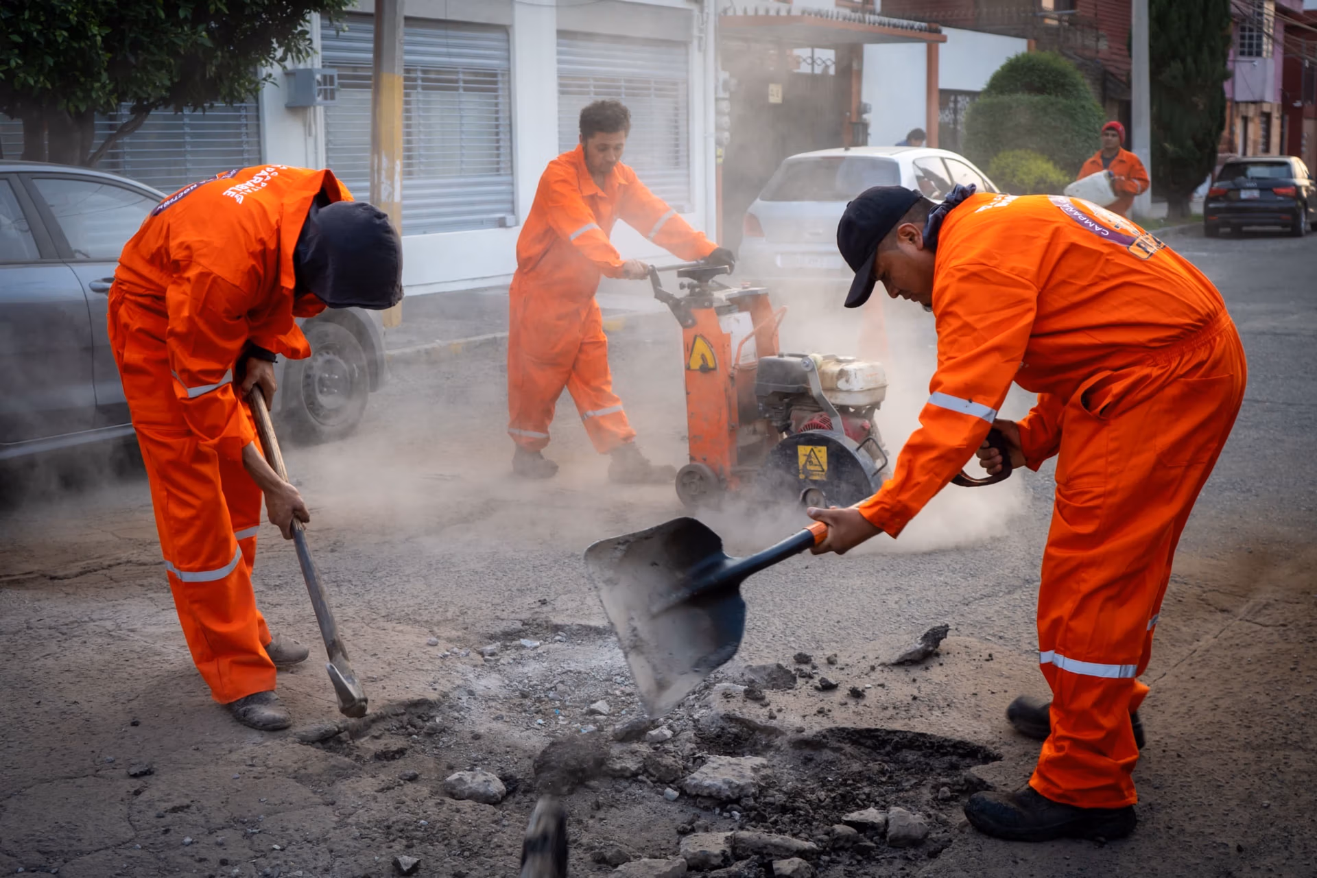 Pepe Chedraui supervisa campaña nocturna de bacheo en Puebla 🚧🌙