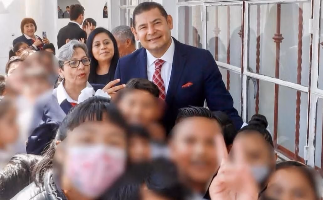 Un regreso con historia: El Gobernador Alejandro Armenta visita su alma máter