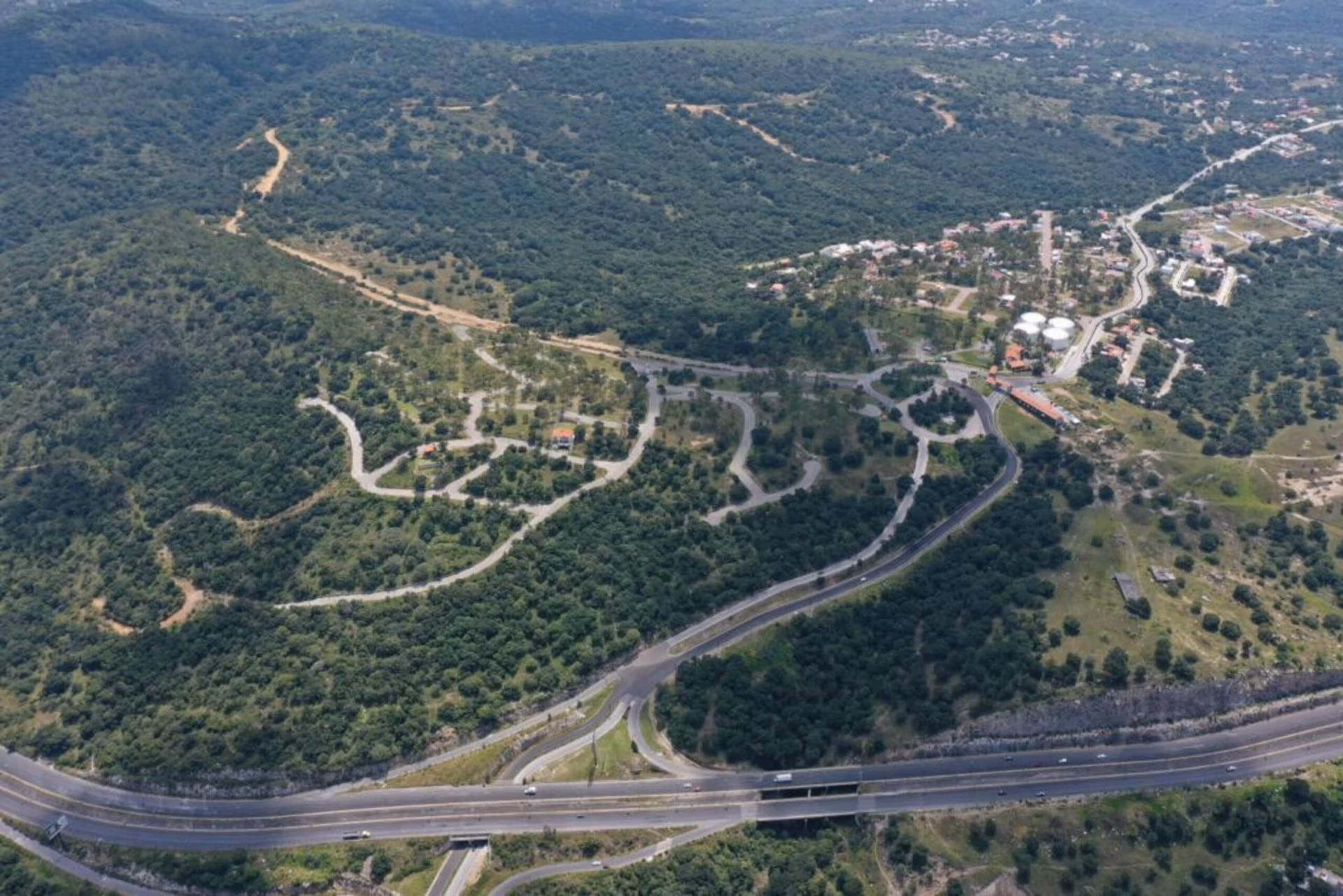 Donan predio en Haras del Bosque para construir 100 viviendas a bomberos, anuncia Armenta
