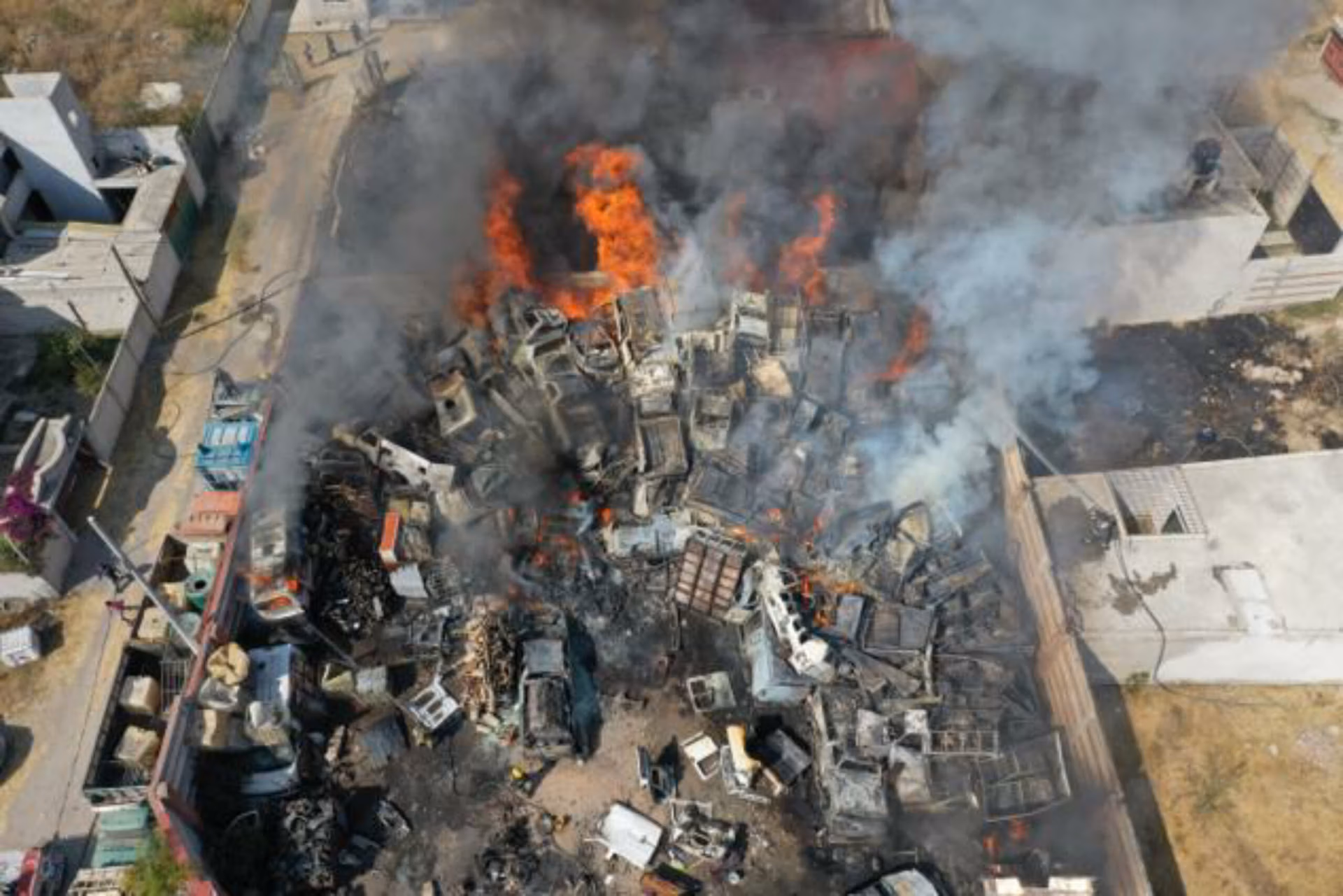 Controlan incendio en corralón de San Pedro Cholula; 233 vehículos resultan calcinados