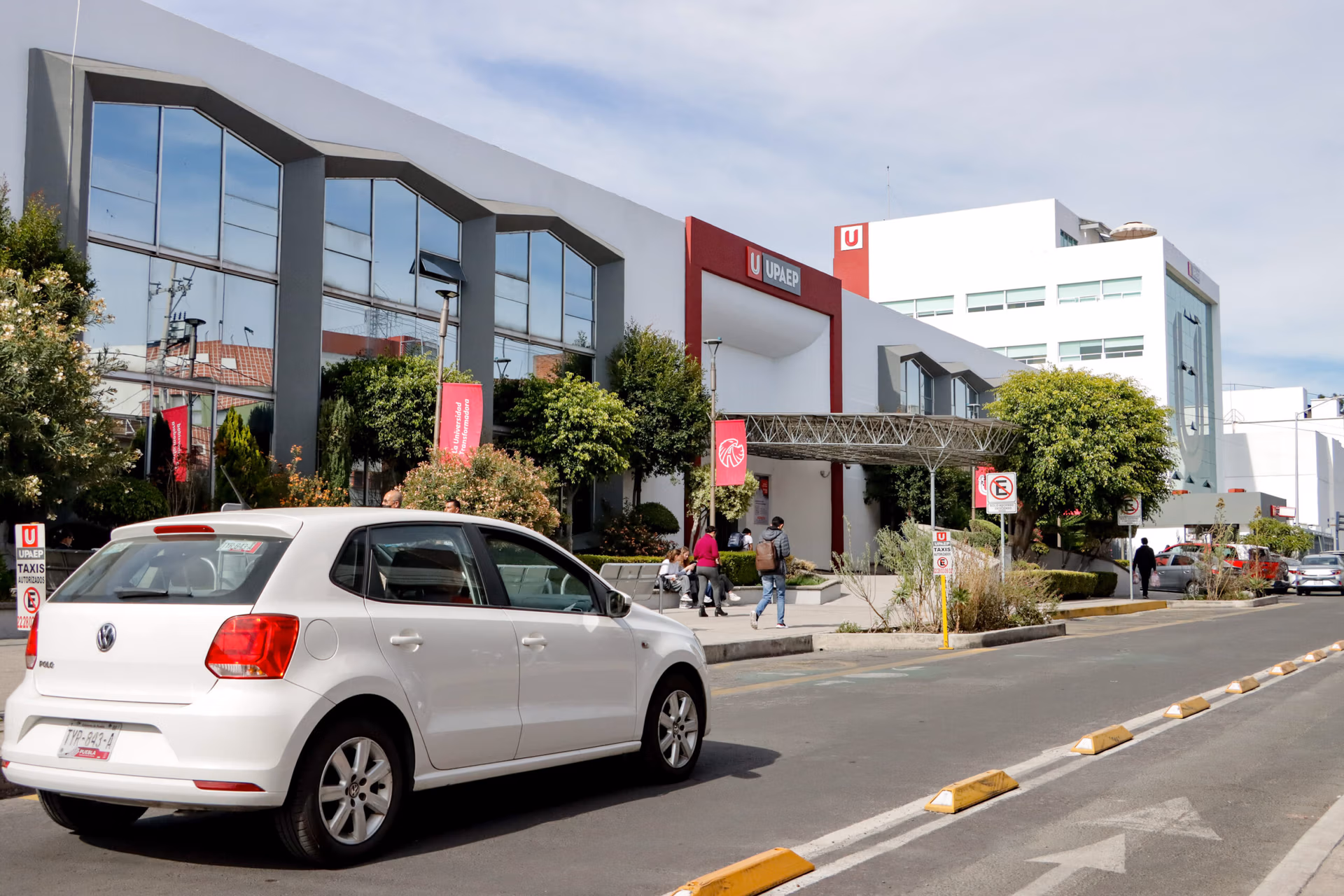 Alumnos de UPAEP no se oponen a parquímetros: cuentan con 1,450 cajones de estacionamiento