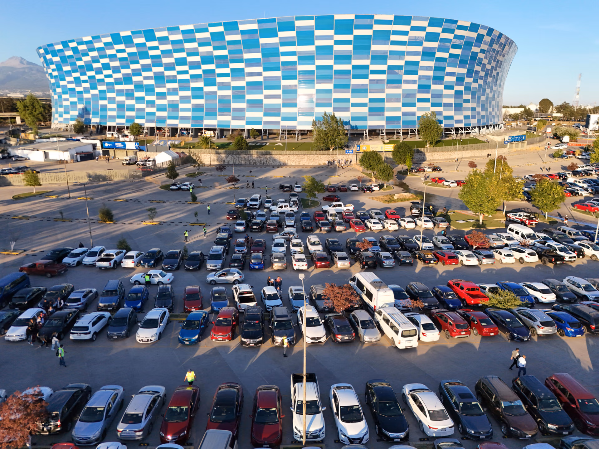 Armenta y Chedraui recuperan estacionamientos de estadios y garantizan gratuidad hasta 2027