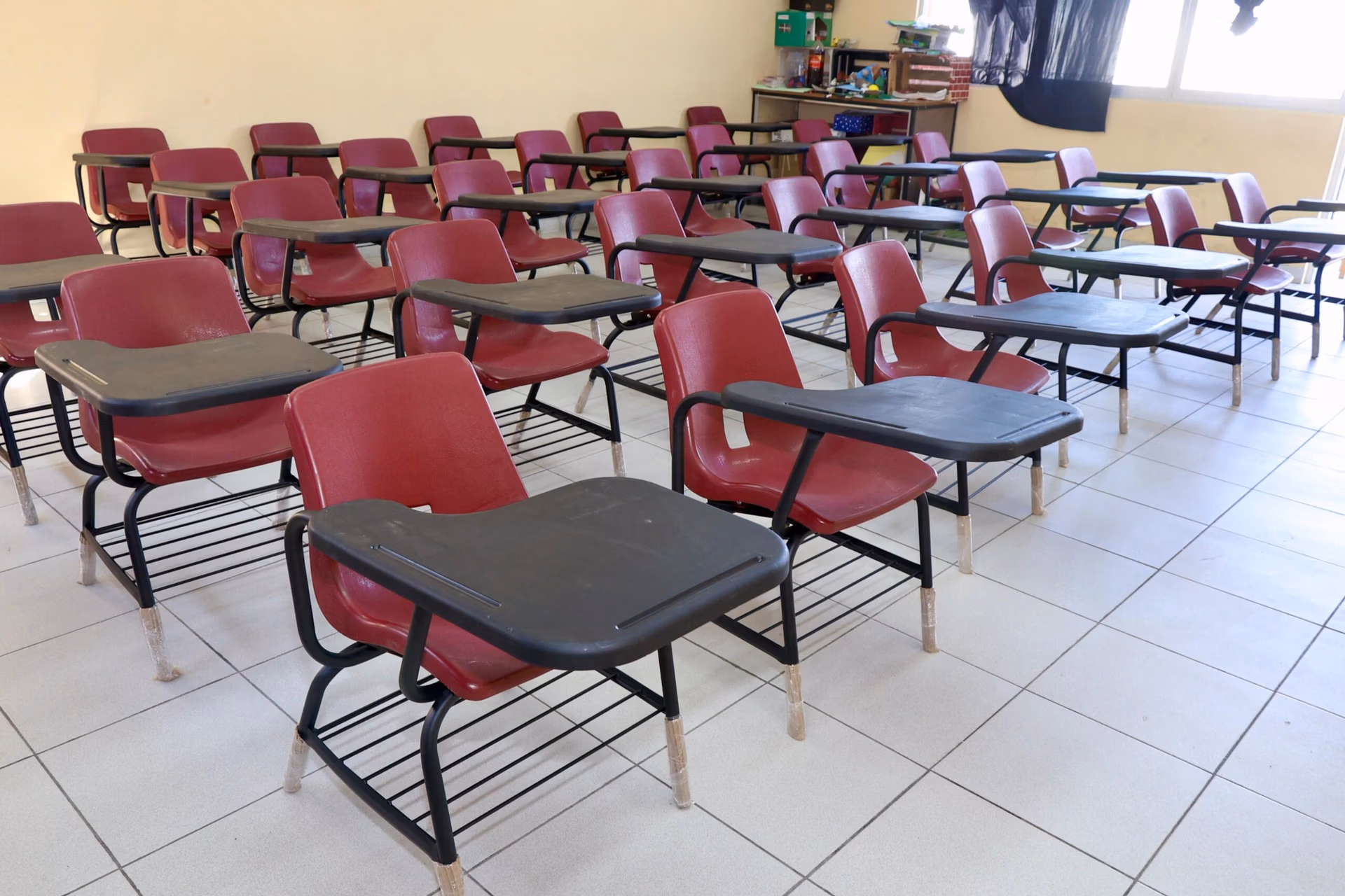 Mobiliario nuevo para estudiantes de Chignahuapan: CAPCEE dignifica escuelas