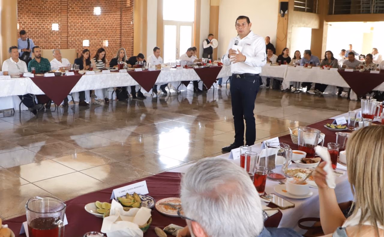 Armenta se reúne con empresarios en Chignahuapan y plantea modelo de desarrollo inclusivo