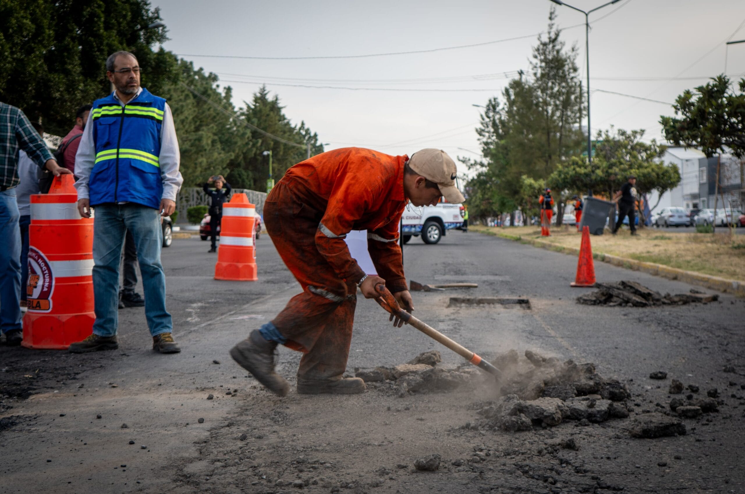 Supervisa alcalde de Puebla campaña nocturna de bacheo; se invierten 109.9 millones de pesos