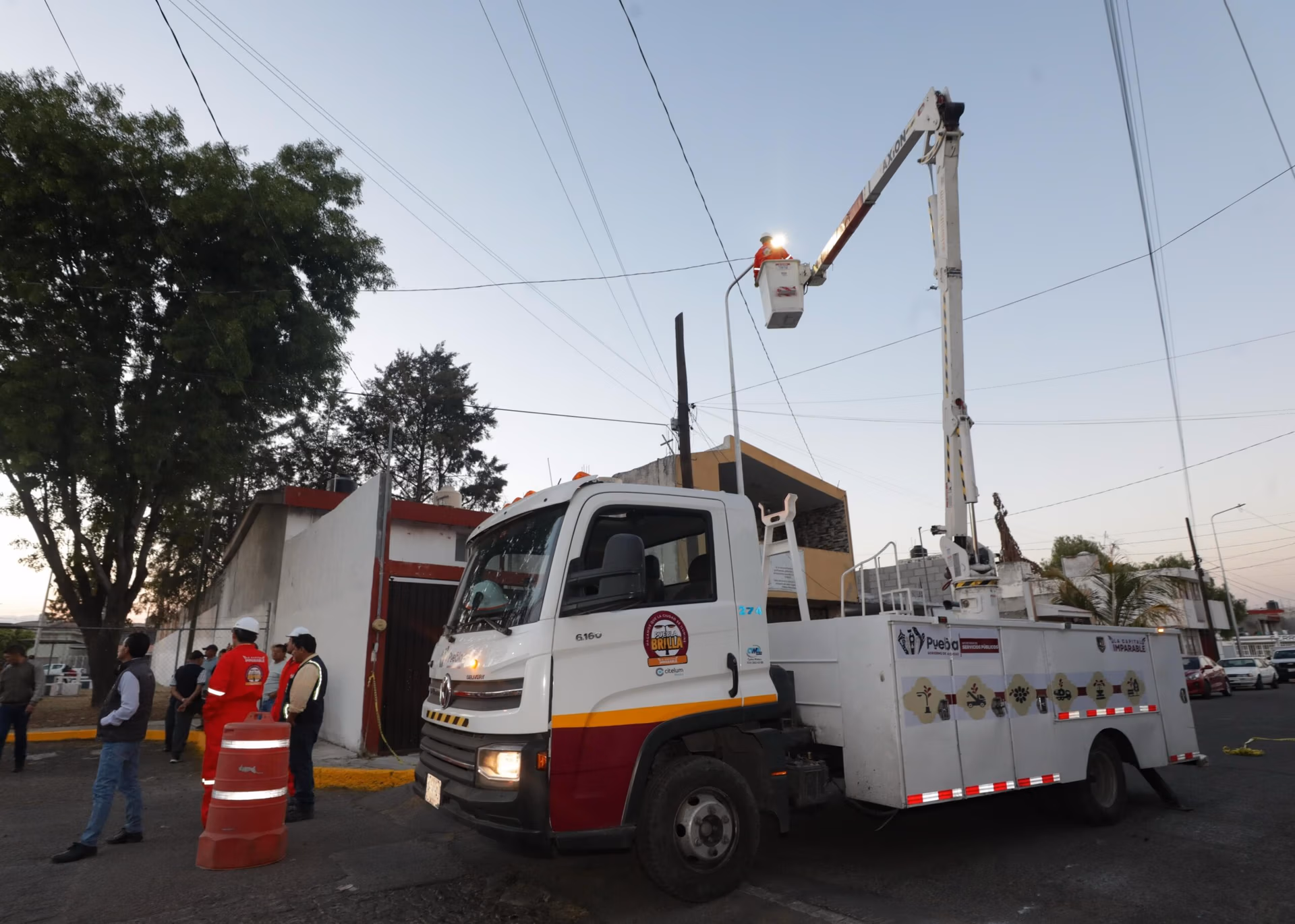 Moderniza Pepe Chedraui 235 luminarias en la Colonia Popular Coatepec