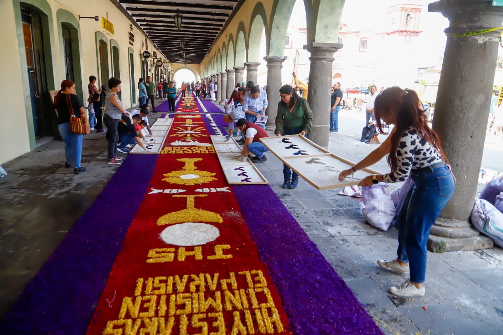 San Pedro Cholula viste de color: colocan alfombra monumental de aserrín por Semana Santa