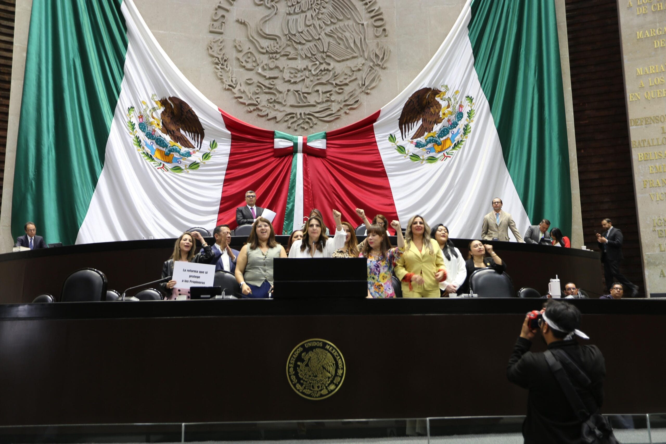 Reforman Ley Federal del Trabajo: propinas ya no podrán sustituir salarios