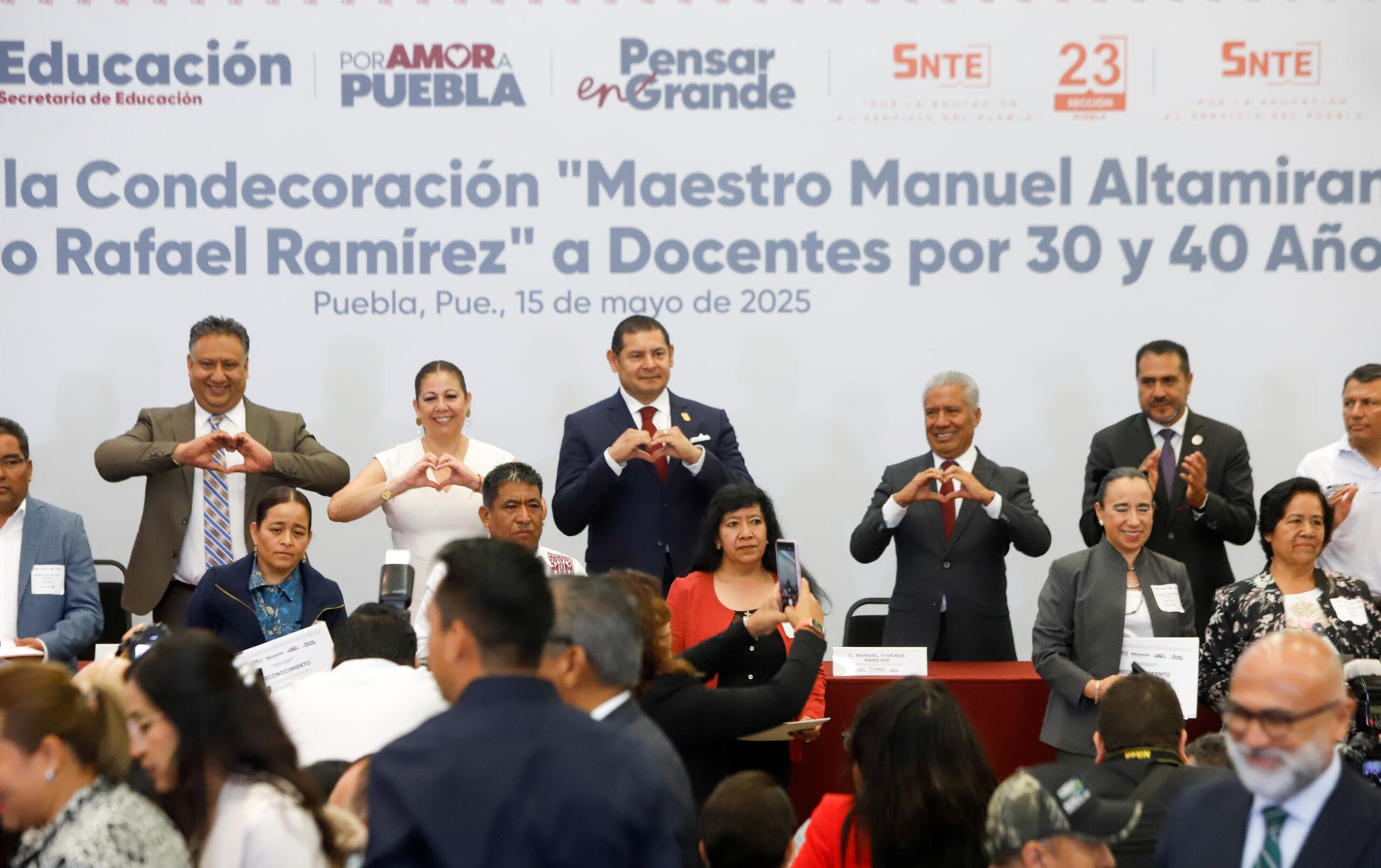 «Caminar juntos hacia una educación más inclusiva»: Armenta reconoce labor docente en Puebla