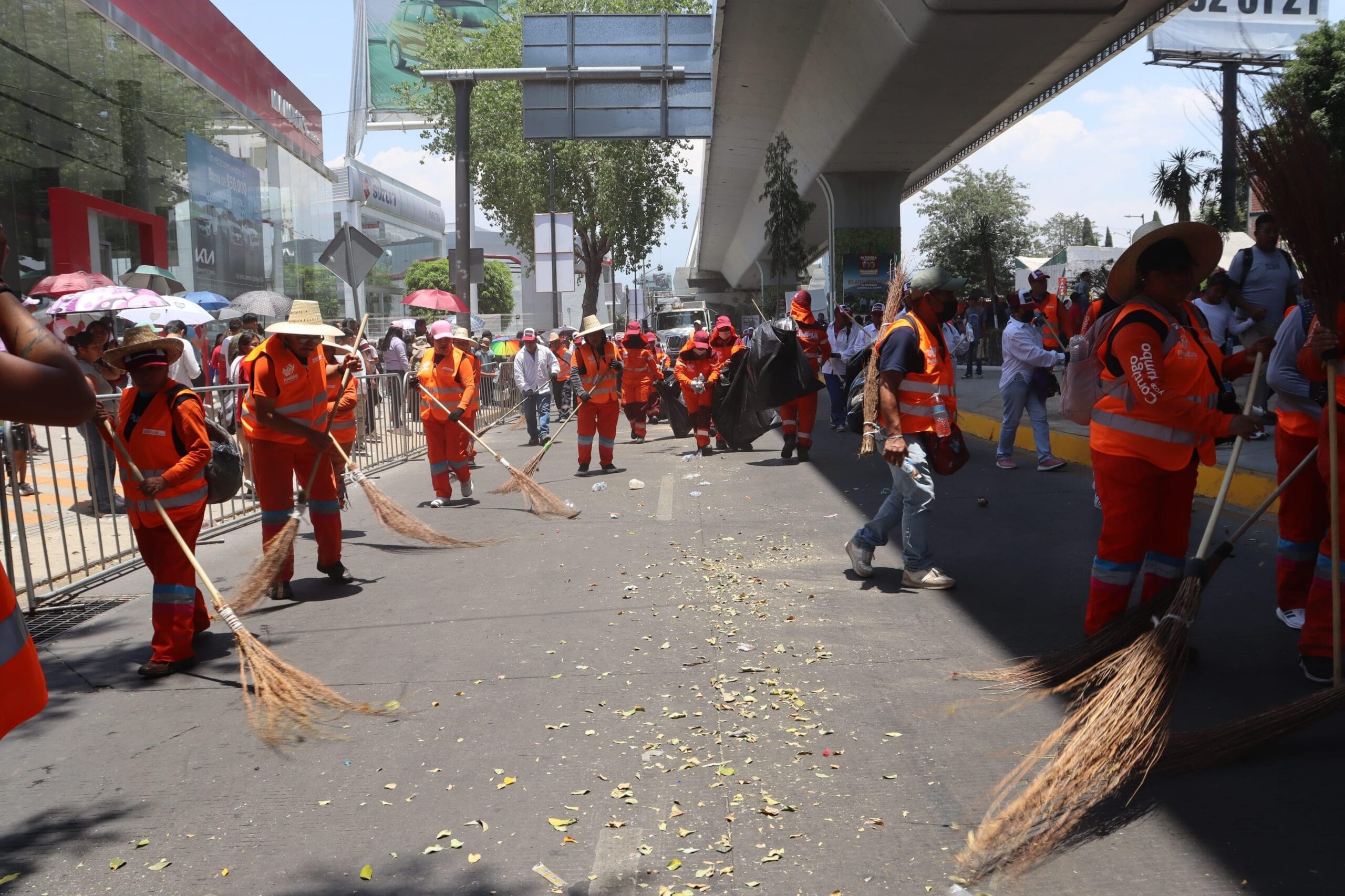 OOSL refuerza limpieza durante el Desfile del 5 de Mayo con 280 trabajadores en acción