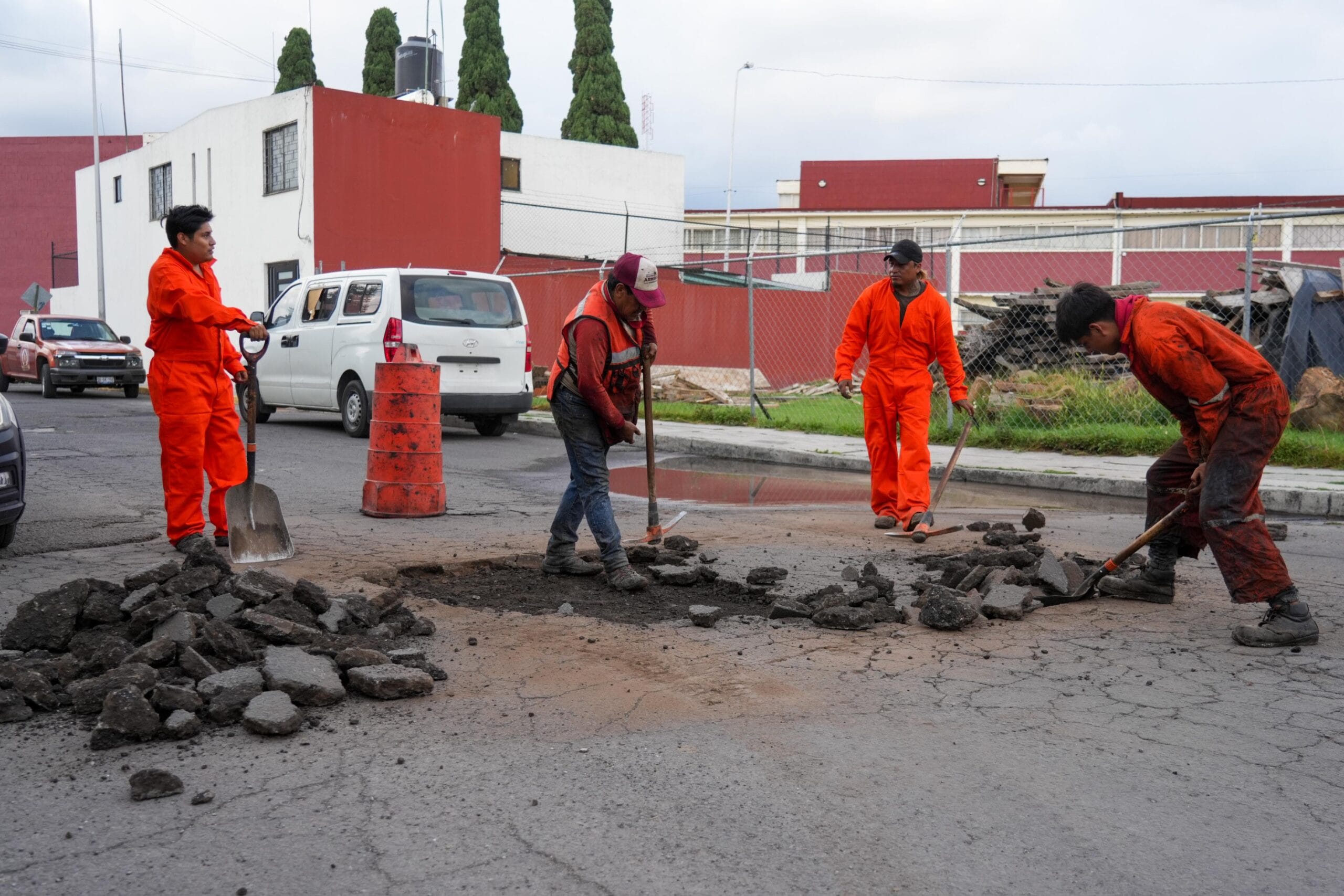 Fortalece Pepe Chedraui campaña de bacheo en la colonia Valle DoradoSe han intervenido 83 colonias y tapado más de 50 mil baches en lo que va del año.