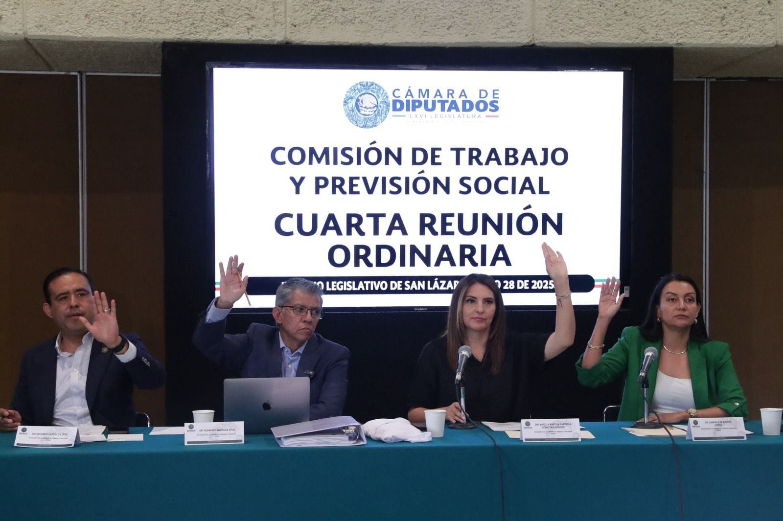 Maiella Gómez impulsa aprobación de reforma para que dependencias apoyen a trabajadores del Estado menores de edad a concluir su educación básica