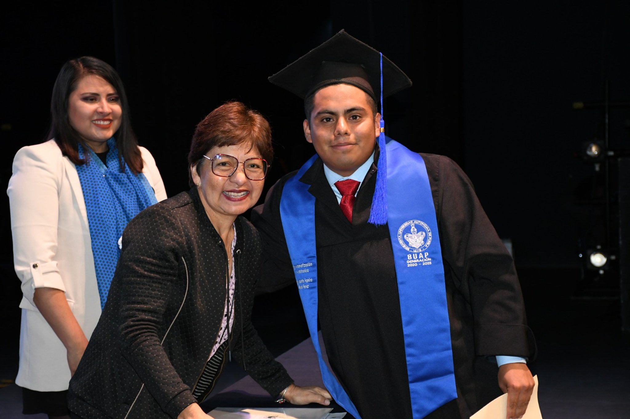 Rectora Lilia Cedillo preside ceremonias de graduación en el CCU