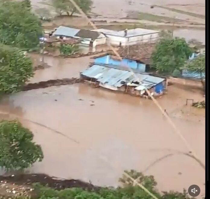 Tromba provoca inundaciones en Chignahuapan; autoridades despliegan atención inmediata