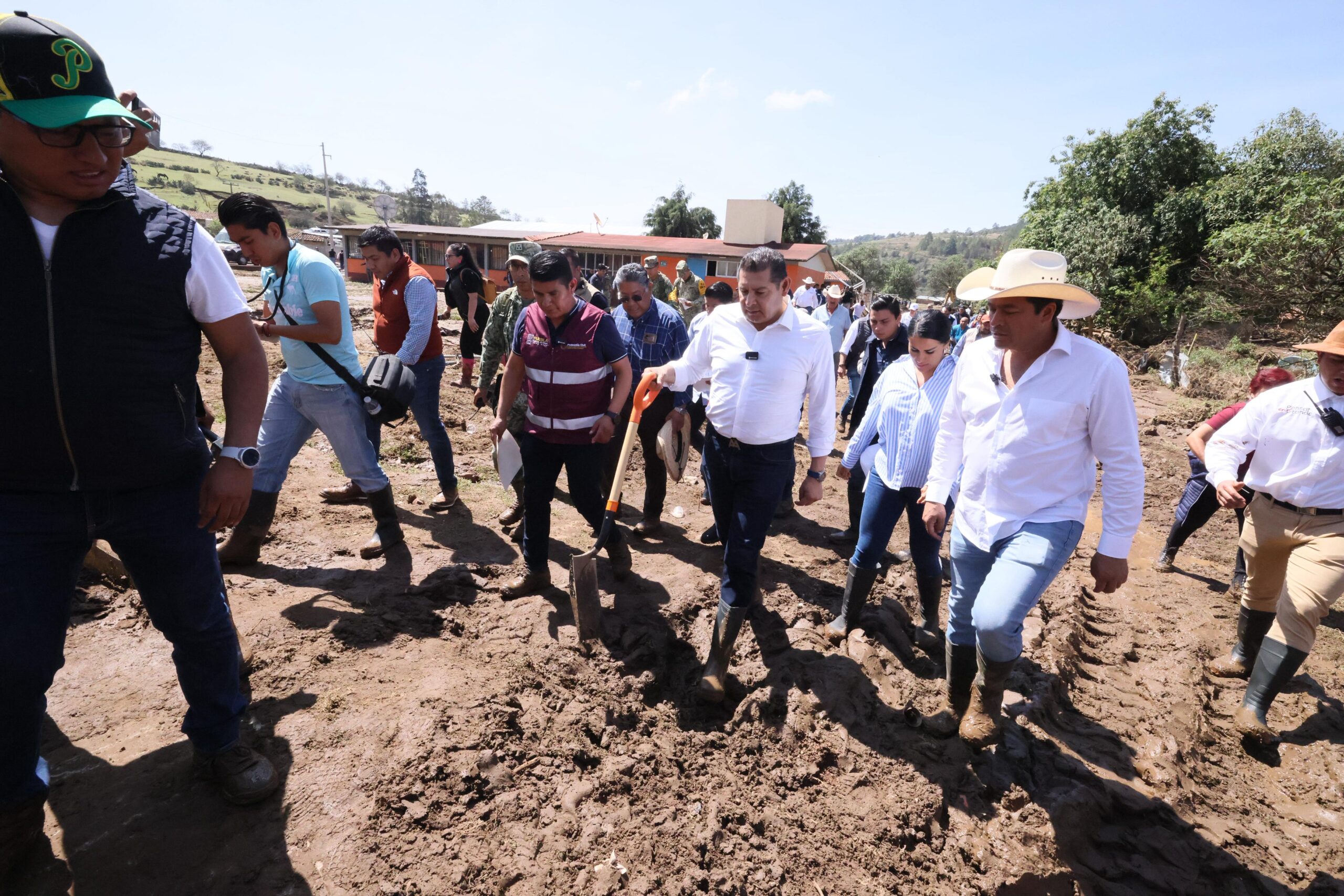 Gobernador Armenta recorre zona afectada por tromba en Chignahuapan y compromete apoyo total a las familias damnificadas