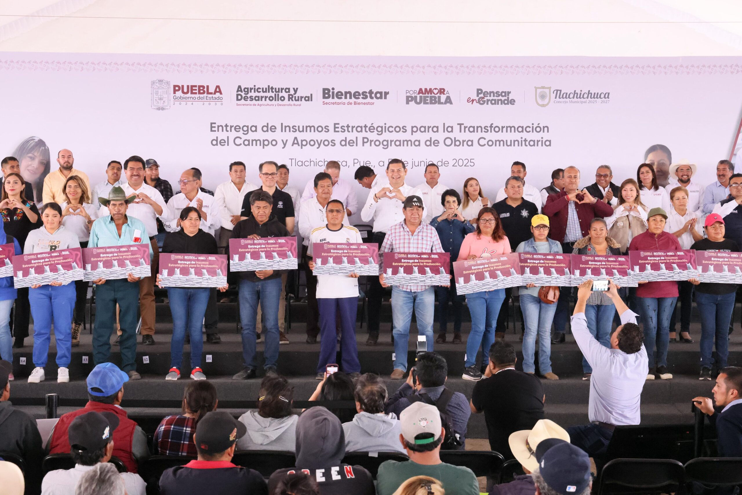 Armenta reparte 18 mdp en Tlachichuca: obras comunitarias y apoyos al campo