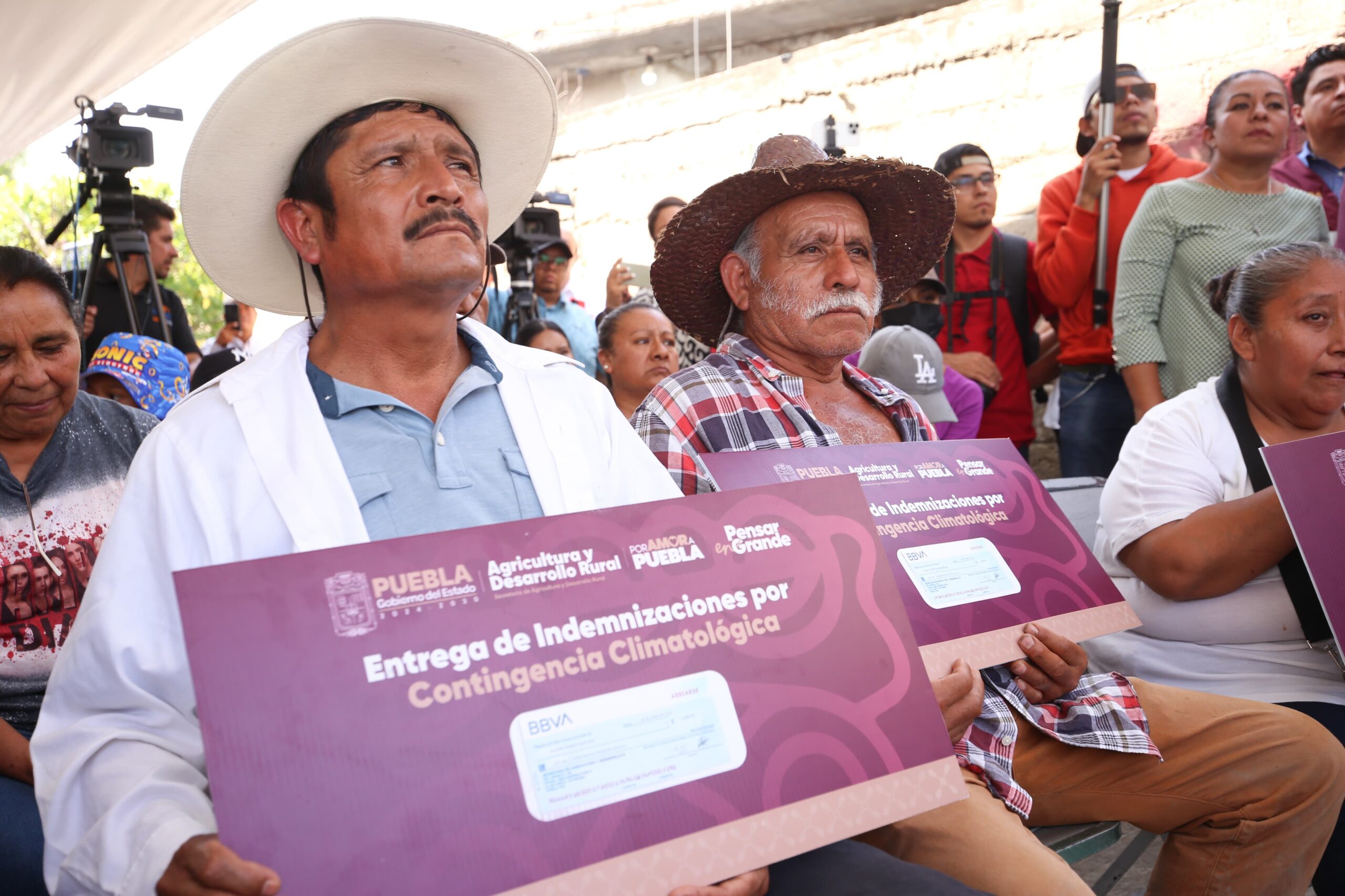 Cumple Gobierno de Puebla con familias afectadas por lluvias en La Galarza
