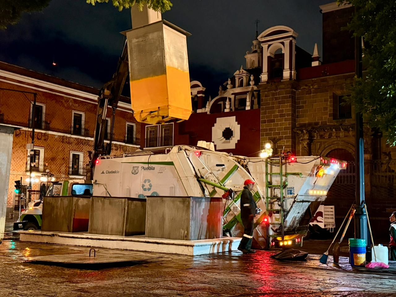 OOSL realiza segunda intervención de limpieza en contenedores soterrados del Zócalo de Puebla