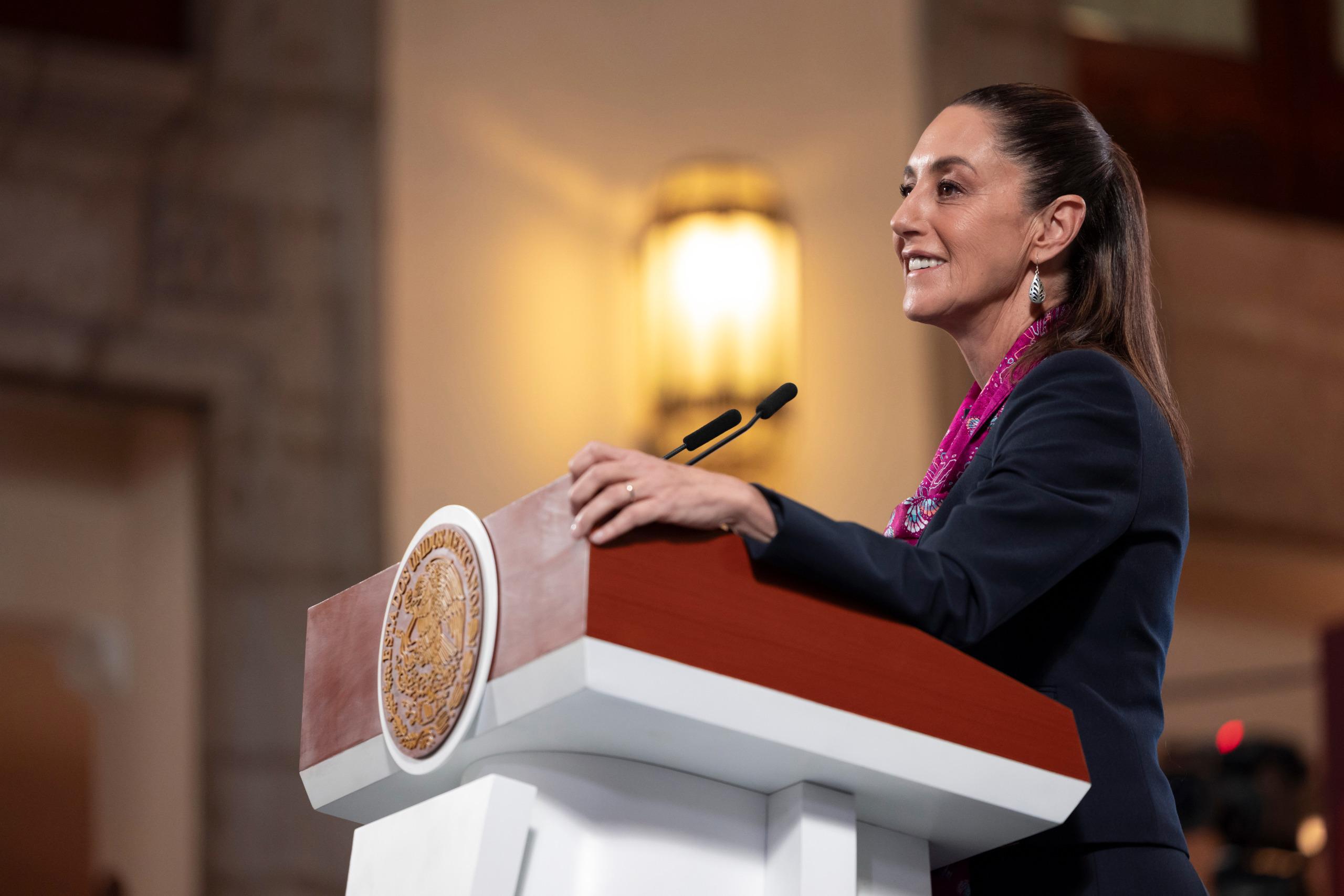 Presidenta Claudia Sheinbaum firma decretos en favor del magisterio: movilidad más justa y congelamiento de edad de jubilación