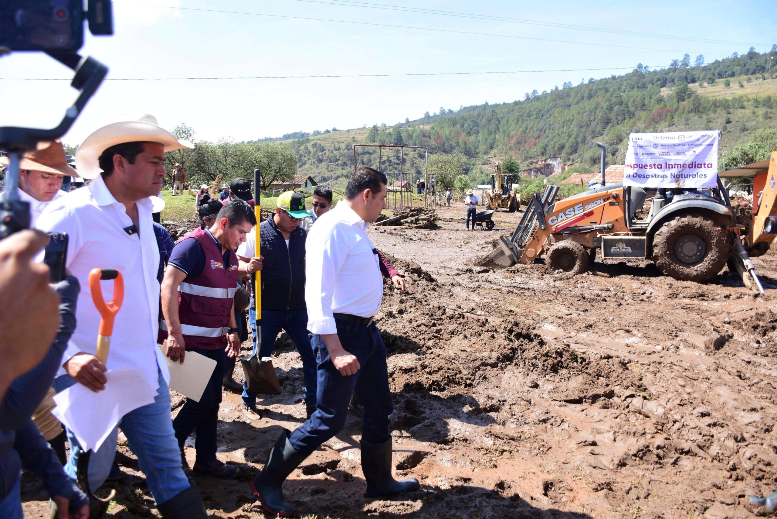 «Aquí nadie se queda solo»: Armenta visita Ajolotla tras tromba y promete reconstrucción